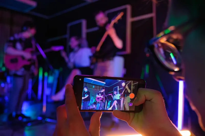 Del feed al festival: Cómo los artistas latinos están conquistando el streaming sin pedir permiso