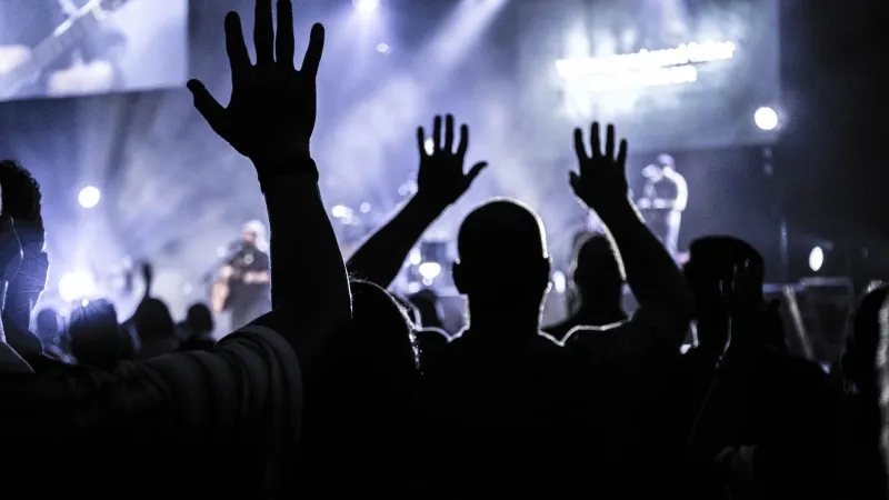 El beat que protesta: Cómo la música latina se convirtió en el nuevo grito político de la juventud hispana