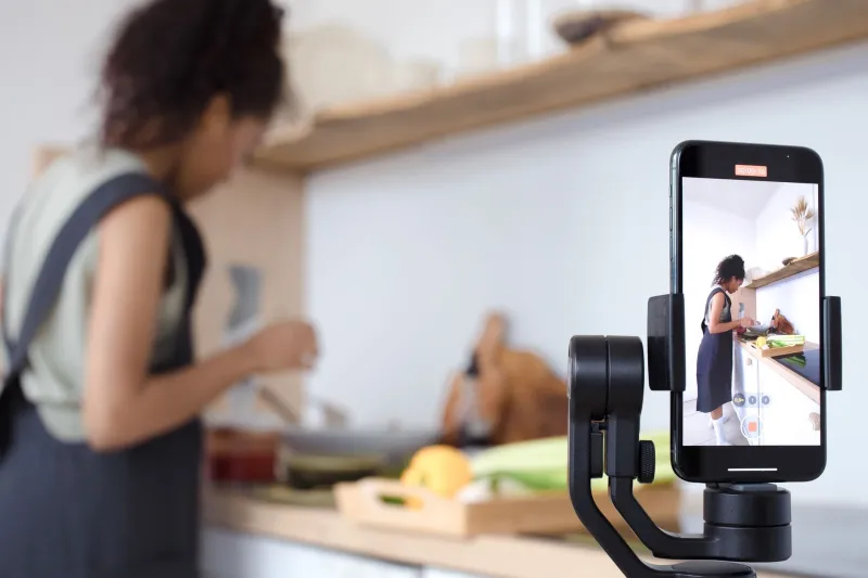 Sazón con algoritmo: los cocineros latinos que convirtieron TikTok en la clase de cocina que nadie te dio