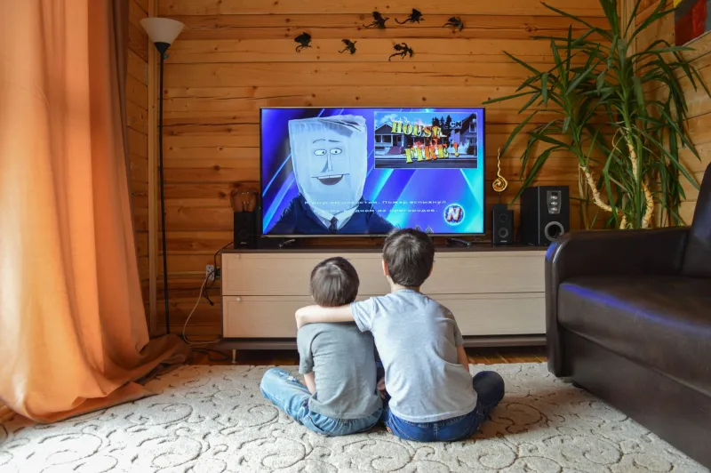 Los guardianes de la pantalla chica: Productores latinos que están moldeando lo que ven nuestros hijos